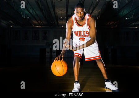 CHICAGO, IL-10 SEPTEMBER: Basketball Player Loul Deng in Chicago, Illinois am 15. Januar 2005. Stockfoto