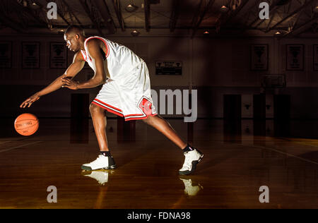 CHICAGO, IL-10 SEPTEMBER: Basketball Player Loul Deng in Chicago, Illinois am 15. Januar 2005. Stockfoto