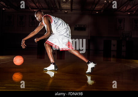 CHICAGO, IL-10 SEPTEMBER: Basketball Player Loul Deng in Chicago, Illinois am 15. Januar 2005. Stockfoto