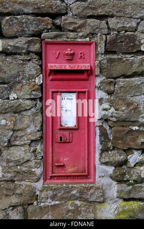 Viktorianischer Briefkasten inmitten der Wand am Hollinsclough in Staffordshire Peak District National Park Stockfoto