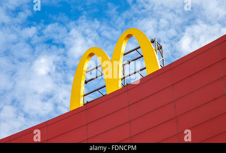 McDonald's-Logo gegen den blauen Himmel Stockfoto