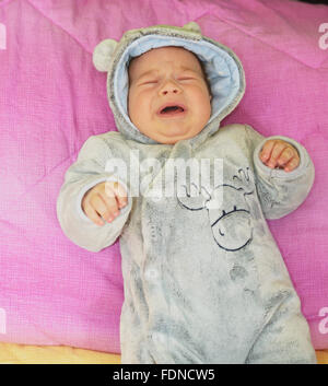 neugeborenes Baby junge weinend in seinem Bett Stockfoto