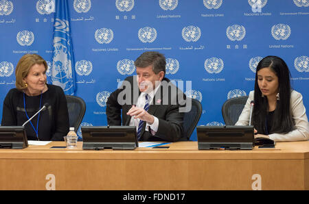 (V.l.): Azita Berar Awad, Guy Rider und Ana Saldarriaga an der Pressekonferenz teilnehmen. In Verbindung mit der Eröffnung des Jugendforums 2016 ECOSOC sprach International Labour Organisation (ILO) Generaldirektor Guy Rider, ILO-Direktor der Beschäftigung Politik Azita Berar Awad, und Ana Saldarriaga, Global President von nicht-Regierungs-Organisation AISEC, mit der Presse bei einem Briefing über Initiativen, um menschenwürdige Beschäftigungsmöglichkeiten für die Jugend der Welt im UN-Hauptquartier in New York City zu schaffen. (Foto von Albin Lohr-Jones/Pacific Press) Stockfoto