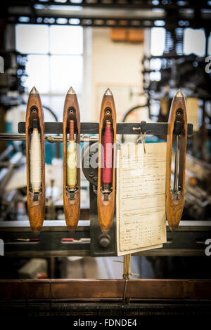 Hölzerne Weaving Shuttles auf einem Webstuhl in Bradford Industrial Museum, Bradford, West Yorkshire, Großbritannien. Stockfoto