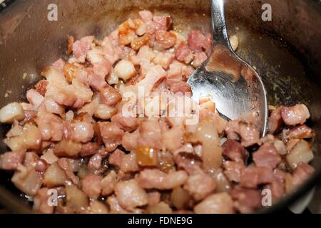 gewürfelten Speck in einer Pfanne mit Öl braten Stockfoto