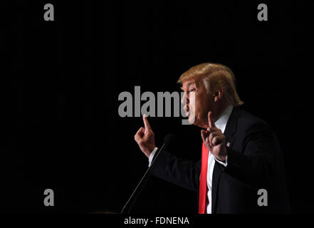 Iowa, USA. 1. Februar 2016. Republikanische Präsidentschaftskandidat Donald Trump spricht auf einer Kundgebung der Kampagne in Cedar Rapids, Iowa, USA, 1. Februar 2016. Bildnachweis: Yin Bogu/Xinhua/Alamy Live-Nachrichten Stockfoto