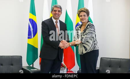 Brasilia, Brasilien. 1. Februar 2016. Abbildung Brazilian President Dilma Rousseff (R) Händeschütteln mit ihrem bulgarischen Amtskollegen Rosen Plevneliev (L) bei einem Treffen in Brasilia, Brasilien, am 1. Februar 2016 von Brasiliens Präsidentschaft zur Verfügung gestellt. © Roberto Stuckert Filho/Brazil der Präsidentschaft/Xinhua/Alamy Live-Nachrichten Stockfoto