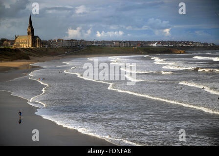 Surfer am langen Sand Strand, Tynemouth, North East England Stockfoto