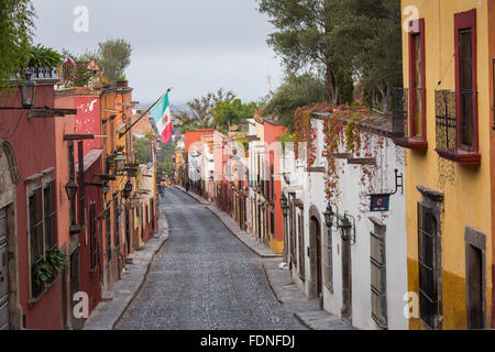 Spanischen Kolonialstil Häuser entlang der gepflasterten Correo Straße im historischen Zentrum von San Miguel de Allende, Mexiko. Stockfoto