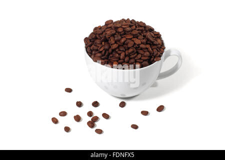 Studioaufnahme einer Kaffeetasse überfüllt mit Kaffeebohnen Stockfoto
