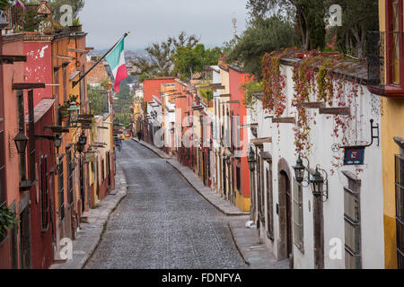 Spanischen Kolonialstil Häuser entlang der gepflasterten Correo Straße im historischen Zentrum von San Miguel de Allende, Mexiko. Stockfoto