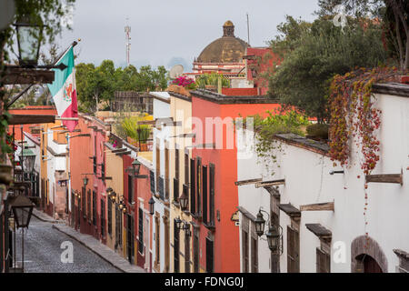 Spanischen Kolonialstil Häuser entlang der gepflasterten Correo Straße im historischen Zentrum von San Miguel de Allende, Mexiko. Stockfoto