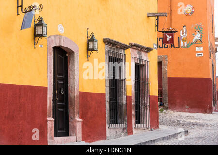 Spanischen Kolonialstil Häuser entlang der gepflasterten Correo Straße im historischen Zentrum von San Miguel de Allende, Mexiko. Stockfoto