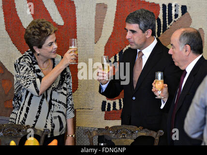 Brasilia, Brasilien. 1. Februar 2016. Brasilien-Präsidentin Dilma Rousseff Toast bulgarischen Präsidenten Rosen Plevneliev, Center, sowie Minister für auswärtige Angelegenheiten Mauro Vieira während eines Mittagessens im Itamaraty Palace 1. Februar 2016 in Brasi Lia, Brasilien. Stockfoto