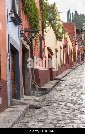 Die spanischen Kolonialstil Häuser entlang der gepflasterten Correo Straße im historischen Zentrum von San Miguel de Allende, Mexiko. Stockfoto