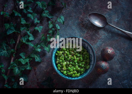 Eine Schüssel mit Edamame Bohnen und Erbsen. Stockfoto