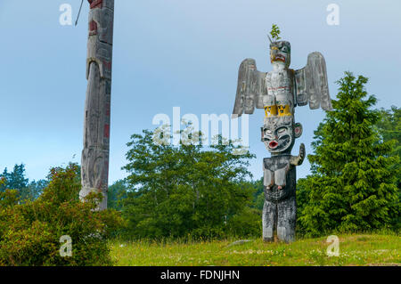 Namgis erste Nation Totempfähle, Namgis Bestattung Gelände, das Dorf von Alert Bay, Cormorant Island, Britisch-Kolumbien Stockfoto