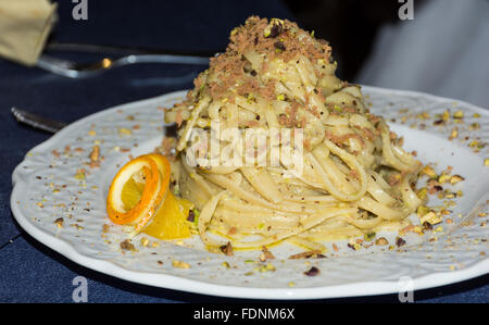 Schüssel mit Nudeln mit Meeresfrüchten und Pistazien. Typisch sizilianische Küche, die Tradition der mediterranen Ernährung. Stockfoto