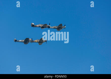 Spitfire und Hurricane in der Nähe Bildung während der Luftschlacht um England-Feierlichkeiten in Goodwood Stockfoto