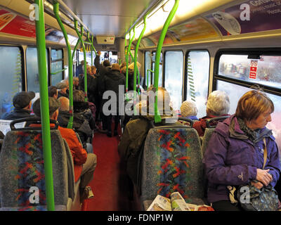 Ein geschäftiger Bus mit öffentlichen Verkehrsmitteln in Warrington, Cheshire, England, Großbritannien, mit Passagieren, WA1 Stockfoto
