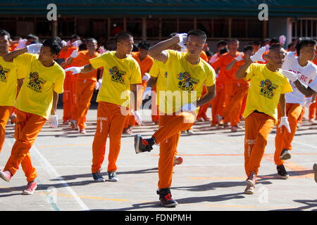 Tanzen Insassen des Cebu Provincial Detention and Rehabilitation Center, Cebu City, Philippinen Stockfoto