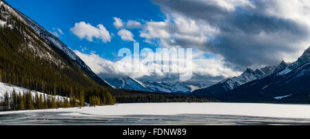 Gefrorenen Boom-See im Banff Nationalpark Alberta Kanada im winter Stockfoto