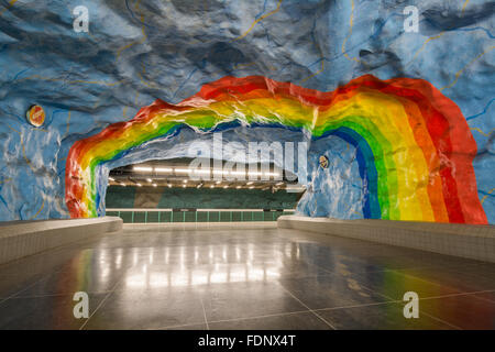 Riesigen bunten Regenbogen gemalt an den Wänden des Stadion-u-Bahnstation in Stockholm. Stockfoto