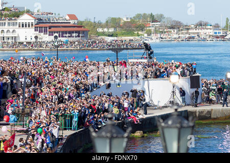 SEWASTOPOL, Krim - 9. Mai 2015: Eine Menge Leute beobachten die Parade zu Ehren des 70. Jahrestages der Tag des Sieges am 9. Mai 2 Stockfoto