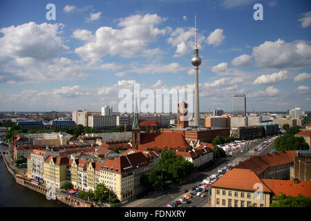 Luftbild: Skyline von Berlin Mitte Mit Fernsehturm, Forum Hotel, Rotem Rathaus, Fischerinsel, Berlin. Stockfoto