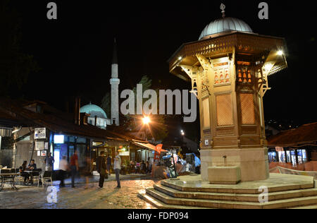 Baščaršija-Platz und Sebilj nachts im Abschnitt Altstadt von Sarajevo, Bosnien und Herzegowina Stockfoto