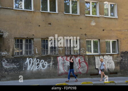 Schäden durch eine Kugel verwundet Apartment Gebäude in Sarajewo bietet die Erinnerung an den Krieg in Bosnien Stockfoto