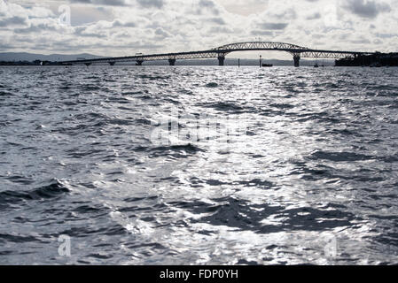 Hafenbrücke in Auckland in der Abenddämmerung, Neuseeland Stockfoto