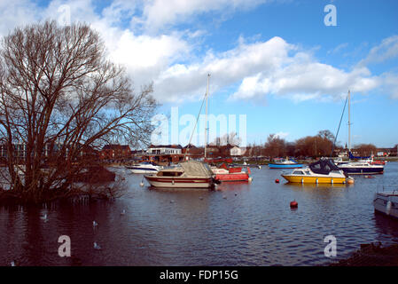 Boote auf dem Fluss Stour Stockfoto