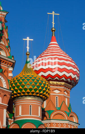 Gestreifte Zwiebeltürme der Basilius Kathedrale am Roten Platz in Moskau, Russland Stockfoto