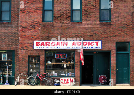 Ein Stück Americana, einer kleinen Stadt, resale Shop nimmt eine store Front auf einer Hauptstraße in DeKalb, Illinois, USA. Stockfoto