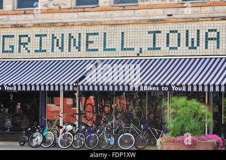 Ein gut gepflegtes Bike shop in Grinnell, Iowa auf einer Hauptverkehrsstraße in der kleinen Stadt im Mittleren Westen. Grinnell, Iowa, USA. Stockfoto