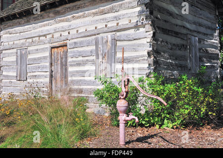 Ein vintage Wasserpumpe sitzt vor der ältesten Struktur in Skokie, Illinois als Teil der Skokie Heritage Museum. Skokie, Illinois, USA. Stockfoto