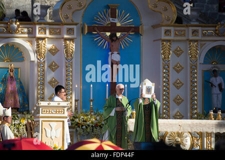 Tausende von Filipinos römisch-katholischen besuchen eine Open-Air-Messe im Rahmen des 51. Eucharistischen Kongresses, Cebu City, Philippinen Stockfoto