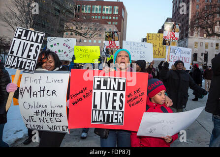 Lansing, Michigan - Demonstranten fordern Michigan Gouverneur über Flint Wasserkrise zurücktreten. Stockfoto