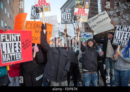 Lansing, Michigan - Demonstranten fordern Michigan Gouverneur über Flint Wasserkrise zurücktreten. Stockfoto