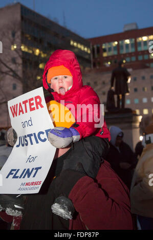 Lansing, Michigan - Demonstranten fordern Michigan Gouverneur über Flint Wasserkrise zurücktreten. Stockfoto