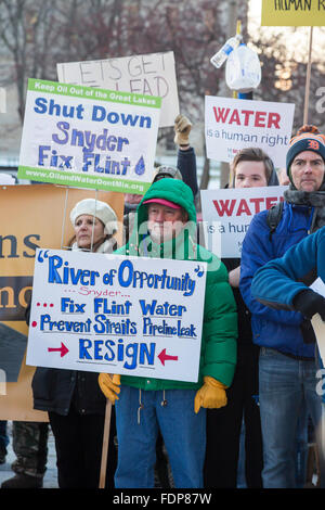 Lansing, Michigan - Demonstranten fordern Michigan Gouverneur über Flint Wasserkrise zurücktreten. Stockfoto