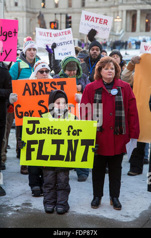 Lansing, Michigan - Demonstranten fordern Michigan Gouverneur über Flint Wasserkrise zurücktreten. Stockfoto