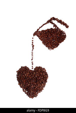 Studioaufnahme von einem Kaffee-Liebhaber Herz gemacht von Kaffeebohnen Stockfoto