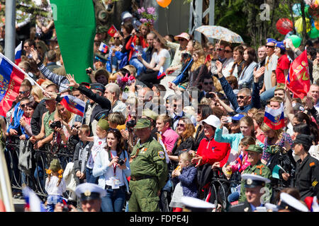 SEWASTOPOL, Krim - 9. Mai 2015: Eine Menge Leute beobachten die Parade zu Ehren des 70. Jahrestages der Tag des Sieges am 9. Mai 2 Stockfoto