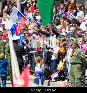 SEWASTOPOL, Krim - 9. Mai 2015: Eine Menge Leute beobachten die Parade zu Ehren des 70. Jahrestages der Tag des Sieges am 9. Mai 2 Stockfoto