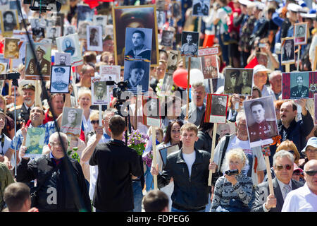 SEWASTOPOL, Krim - 9. Mai 2015: The Immortal Regiment marschiert. Die Parade zu Ehren des 70. Jahrestag des Sieges 9. Mai 2 Stockfoto