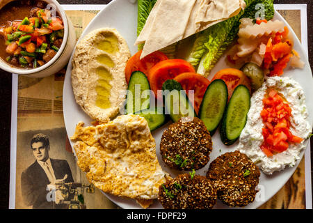 Ein traditionelles katarischen Frühstück, Souk Waqif, Doha, Katar Stockfoto
