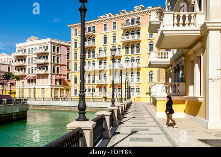 Bunte venezianische Häuser am Qanat Quartier, die Perle, Doha, Katar Stockfoto