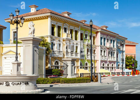 Bunte venezianische Häuser am Qanat Quartier, die Perle, Doha, Katar Stockfoto